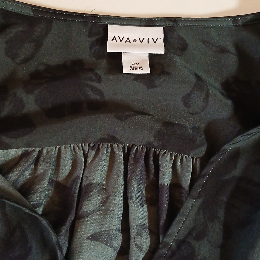 Ava & Viv Blouse‎ Dark Green With Flowers - Picture 2 of 10